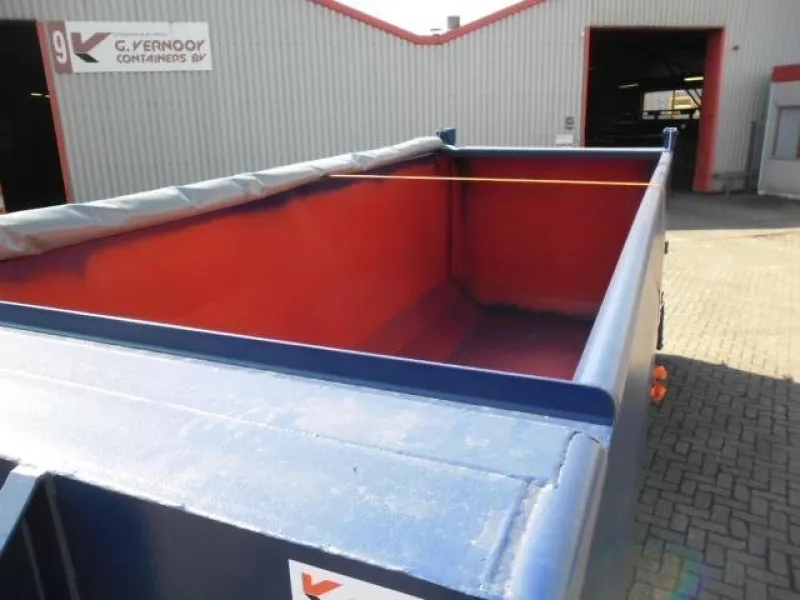 Vloeistofdichte container afgedekt zeil open